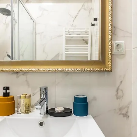 Apartment Plum Guide - The Honey Panther *